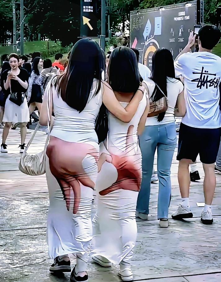 现在的女孩子太敢穿了。
尤其是两个好闺蜜并肩走在街上，简直是行走的时尚宣言。
她