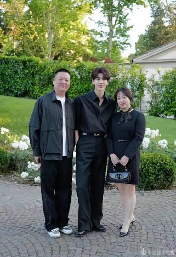 张凌赫的妈妈公开了和家人的合照家人们，今天娱乐圈又有新动静啦！张凌赫的妈妈公开了