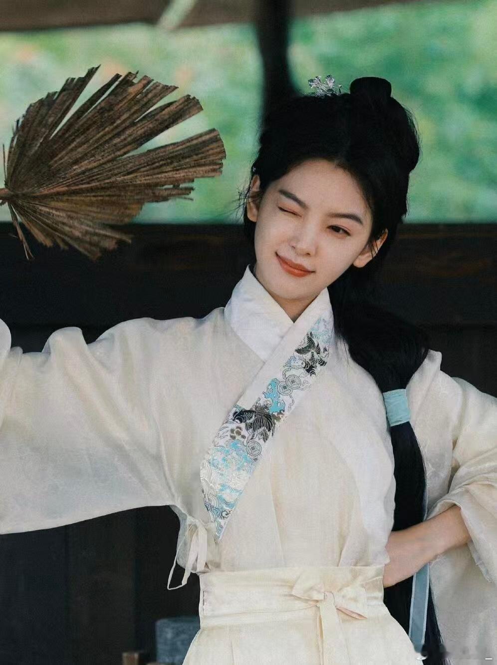 章若楠披发这一下电视剧雨霖铃 简单一个披发动作却藏满细节，神态气场瞬间切换，把身