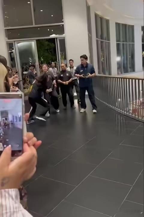 被殴打中国粉丝已在当地警局录口供泰国活动中国女粉丝遭工作人员暴力对待，不少网友气
