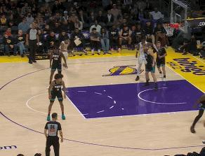 湖人2分钟打停灰熊的原因唯一，詹姆斯！
北京时间1月5日，湖人与灰熊的比赛来到第