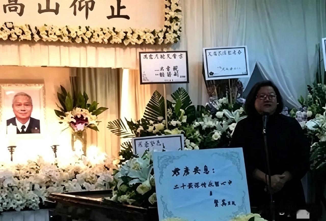 2012年洪晃出席父亲洪君彦的葬礼，这张照片记录下她念悼词的瞬间，一身黑衣，双手