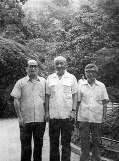 1949年，地下党黄旭潜入警察局档案室，偷偷拿走了17份特务资料，谁知第二天就被