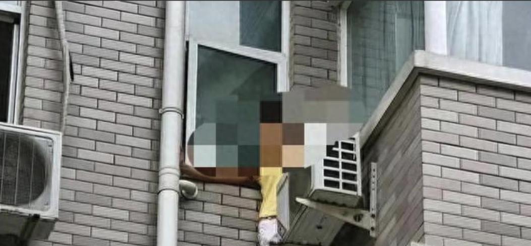 湖南一男子爬上了阳台修空调，恰巧看见了对面阳台上正洗澡的女邻居，女邻居大叫“有流