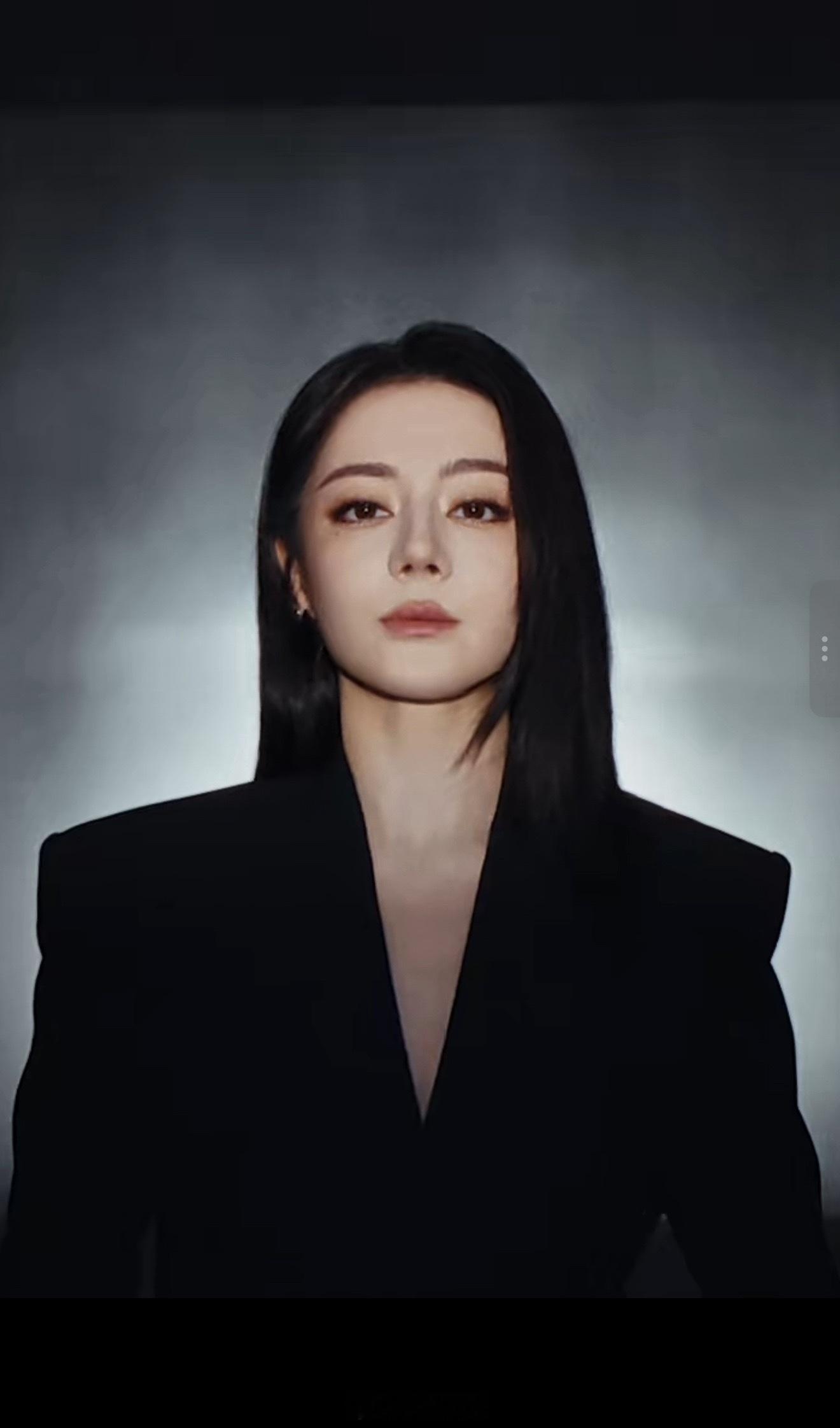 好权威的一张脸好顶级的一辆车恭喜迪丽热巴成为路虎卫士全驭代言人朋友们 我要买卫士