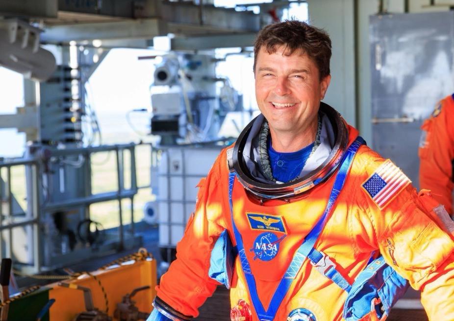 从太空看地球，美轮美奂的月牙儿