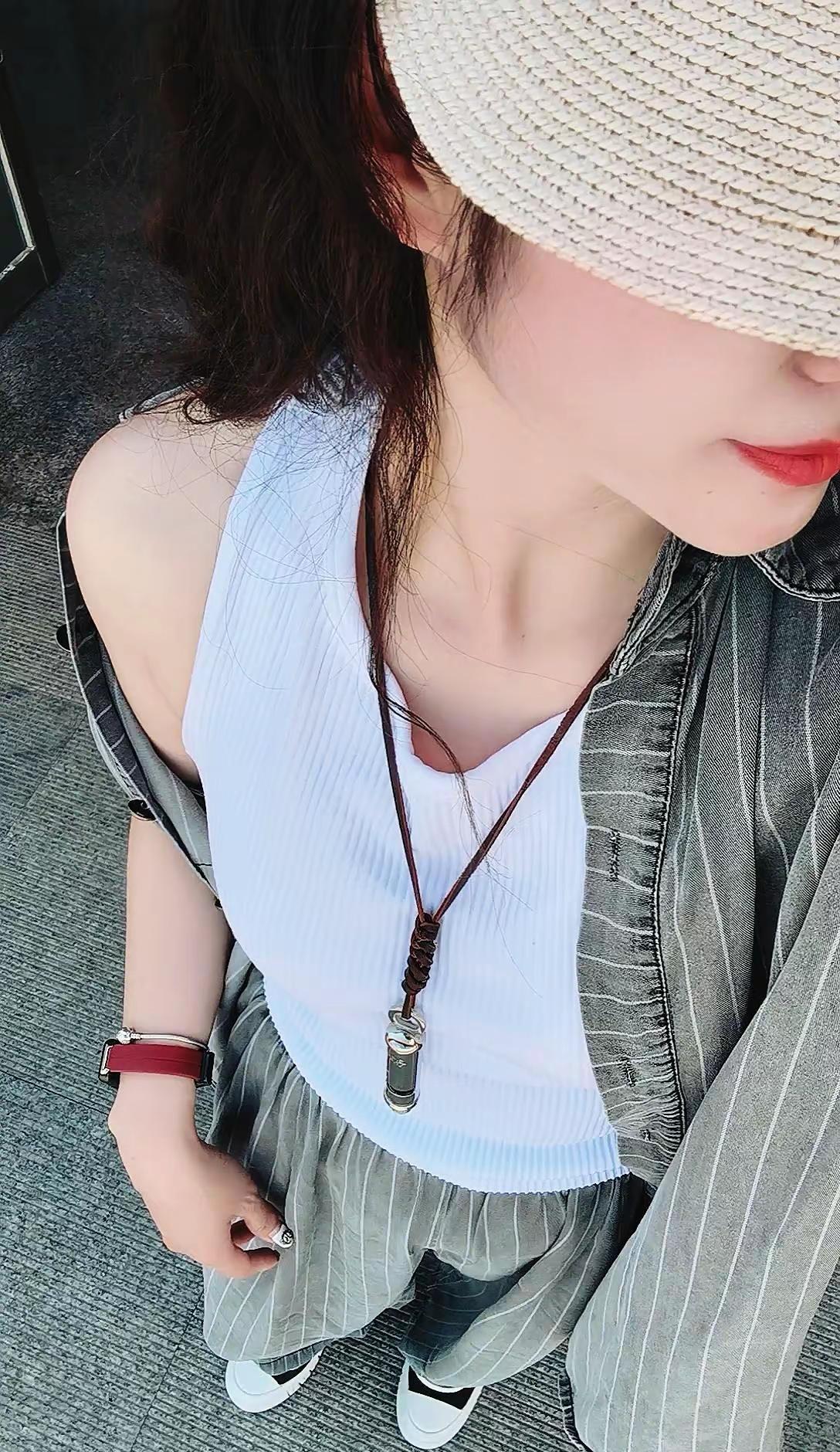 女人嘛，就要看着瘦，摸着有肉。脾气不太好，性子傲。偶尔还要胡闹，吊儿郎当还爱笑。