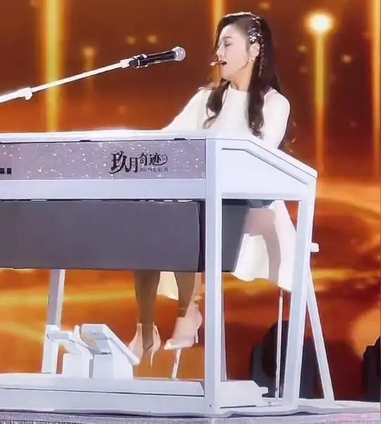 玖月奇迹王小玮舞台献唱，状态极佳。她一双筷子腿又细又直，格外吸睛。离婚后首次公开