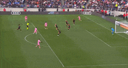 2-1！梅西无敌挑射斩生涯899球，超 C 罗只是时间的事，率迈阿密2连胜逼近榜