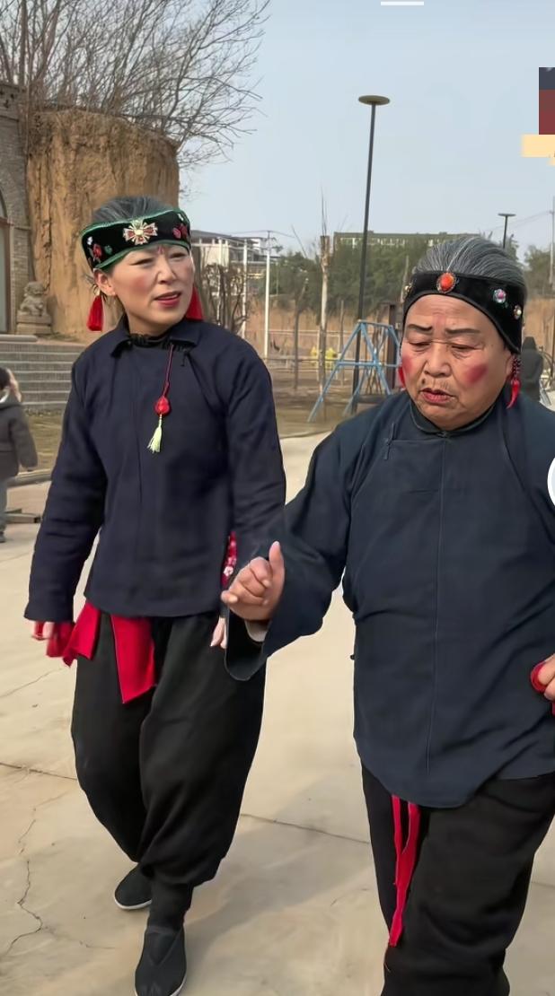 这民间“浪浪舞”也太上头了！
 
俩阿姨穿得整整齐齐，脸上带着红扑扑的妆，手挽手