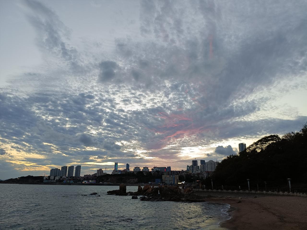 青岛今天的晚霞好梦幻。

    傍晚从浮山所坐地铁2号线在海游路下车，沿着海边
