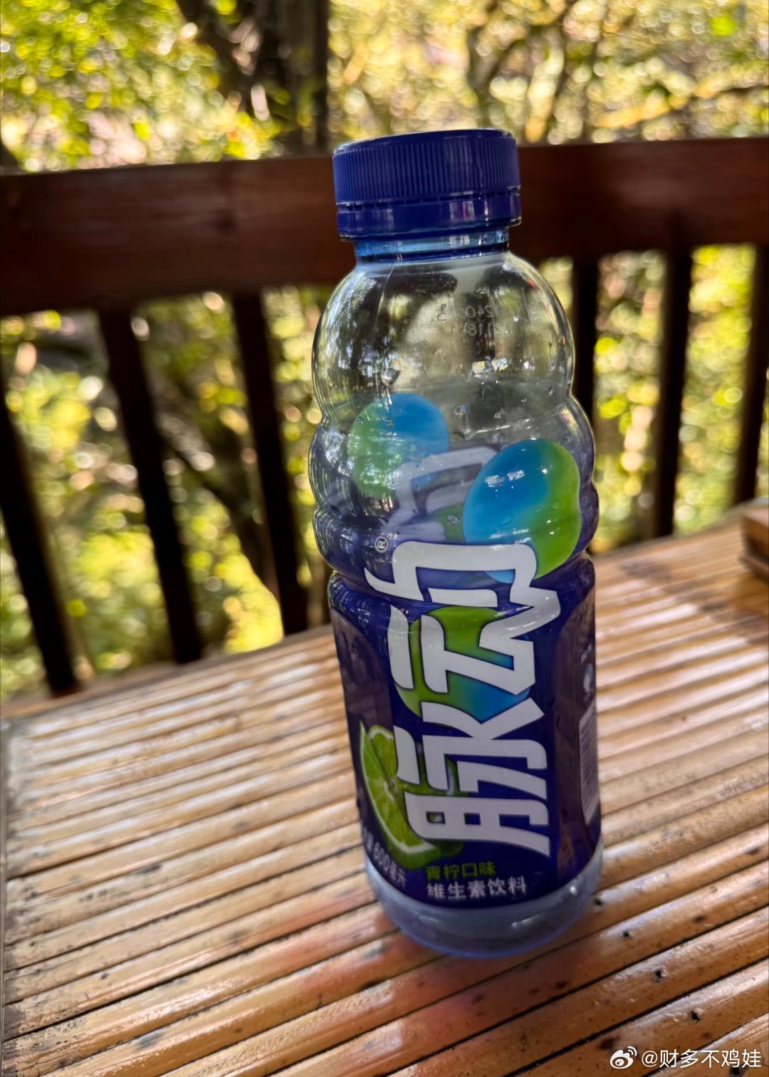 天气一热就懒得动弹，唯一坚持做的运动就是爬山，因为山里比较凉快😎天气又热又闷，