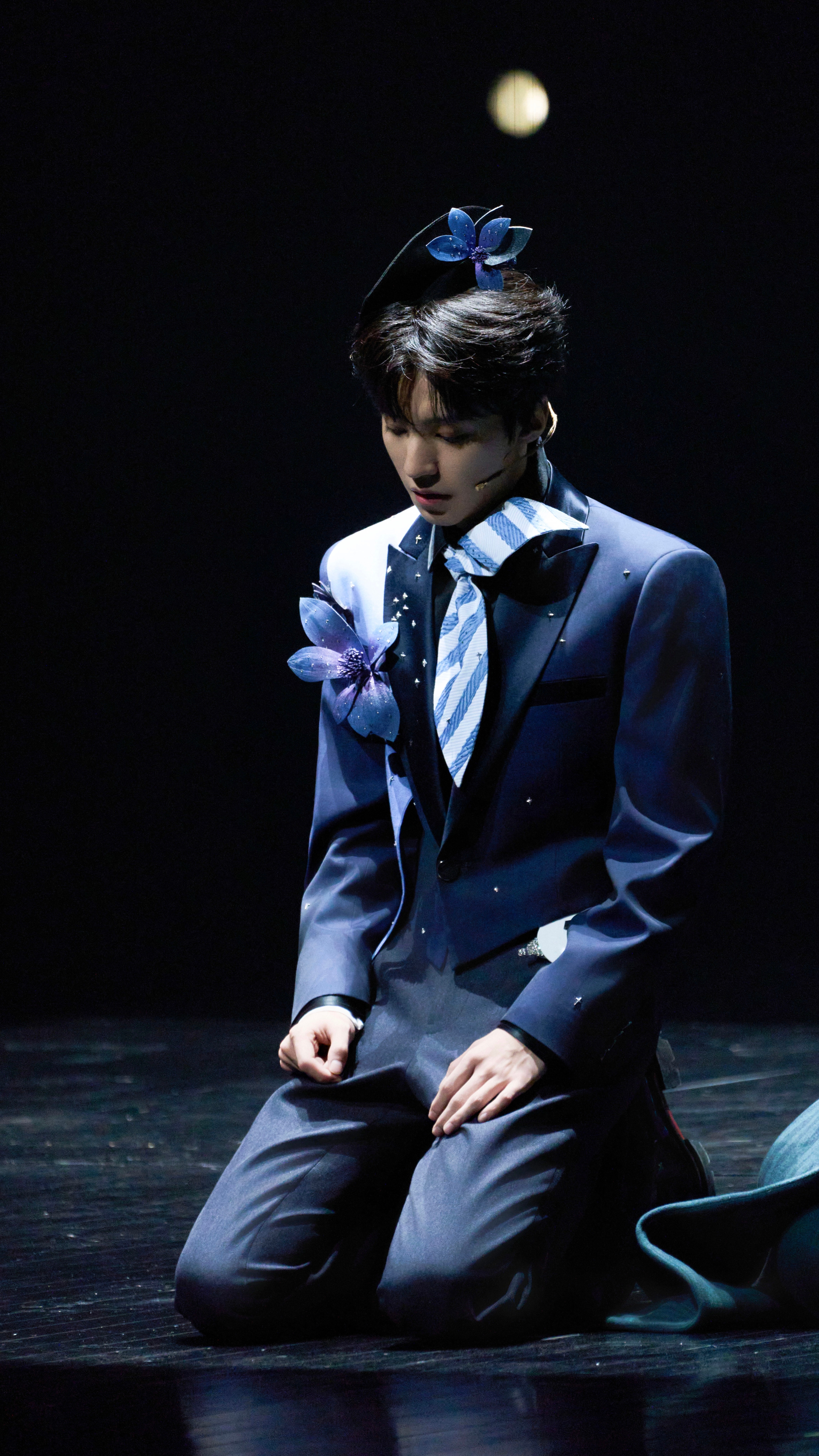 根本没意识到这两张是同一个动作，甚至觉得这俩不像同一个人、、（是的，我还在笑） 