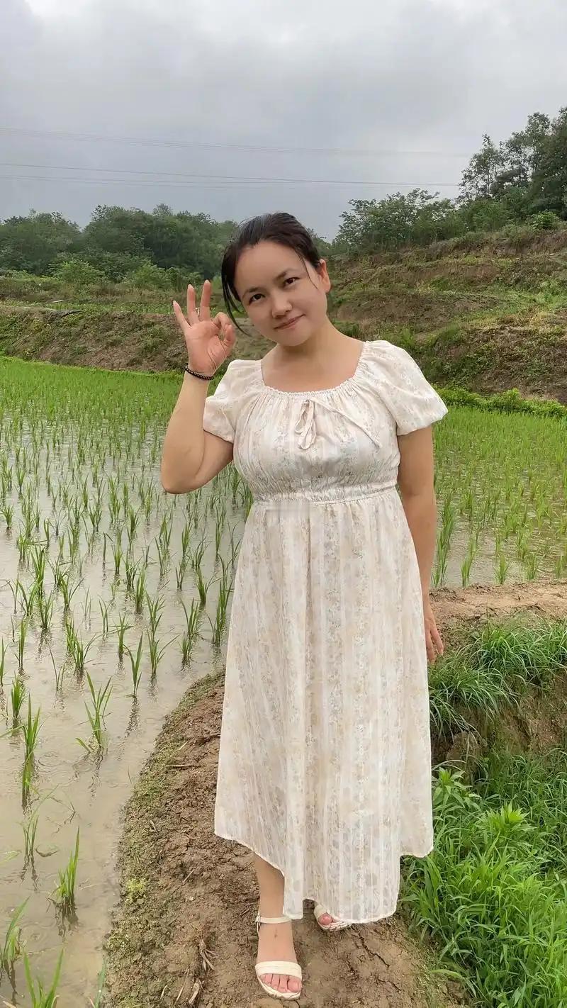 我替表妹悲哀。
表妹去县城看母亲（表妹叫母亲姨妈），跟我妈说话的时候说她“牙疼”