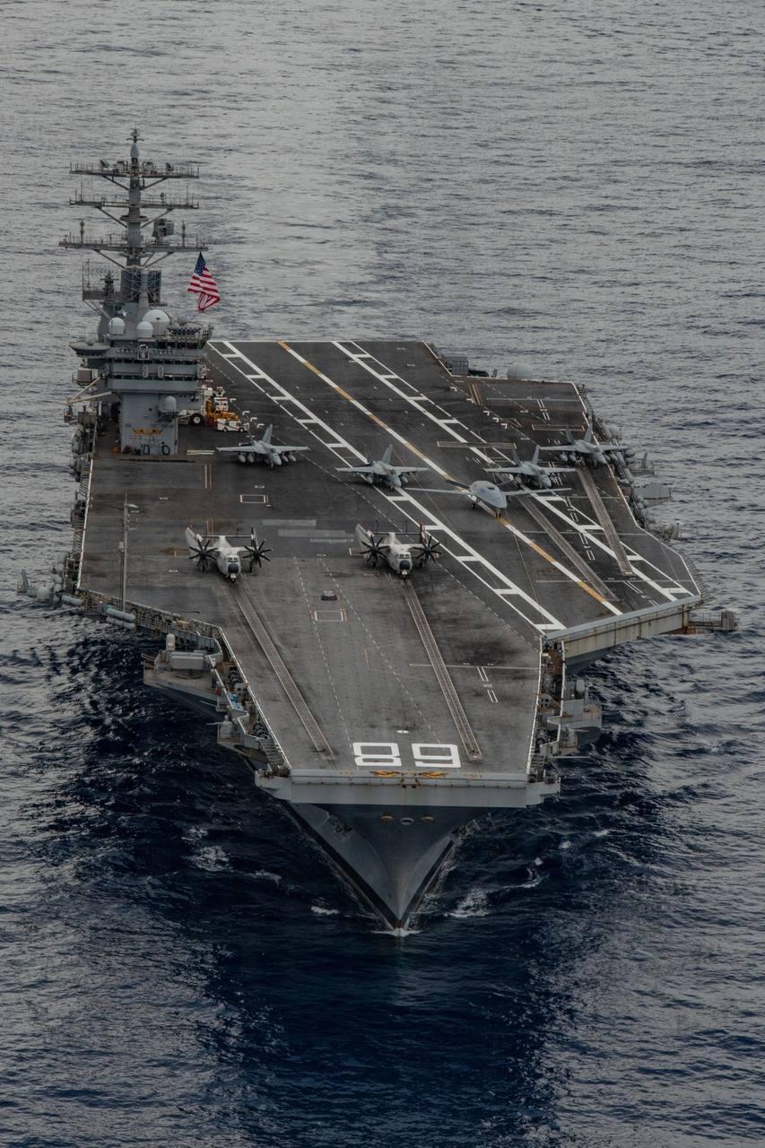 美国海军一架MQ-25A“黄貂鱼”无人空中加油机（位于四架战斗机之间）在尼米兹级