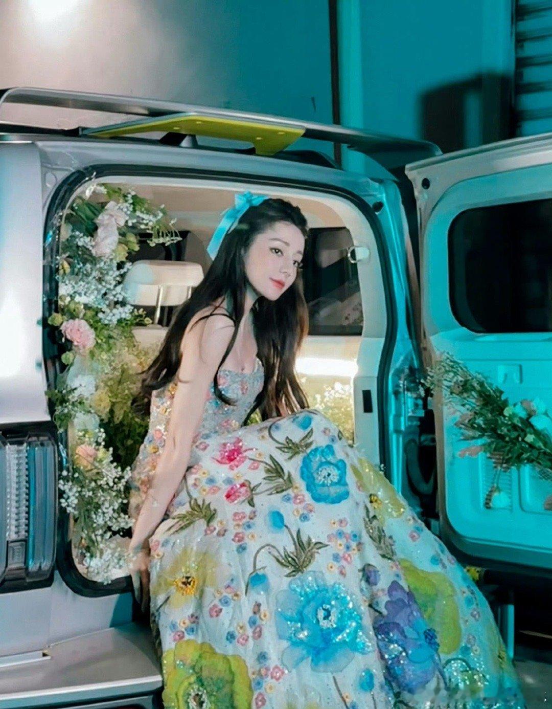 #迪丽热巴花丛里的花絮图# 新鲜出炉的花丛仙子，美得让人心醉！花仙子下凡，香香软