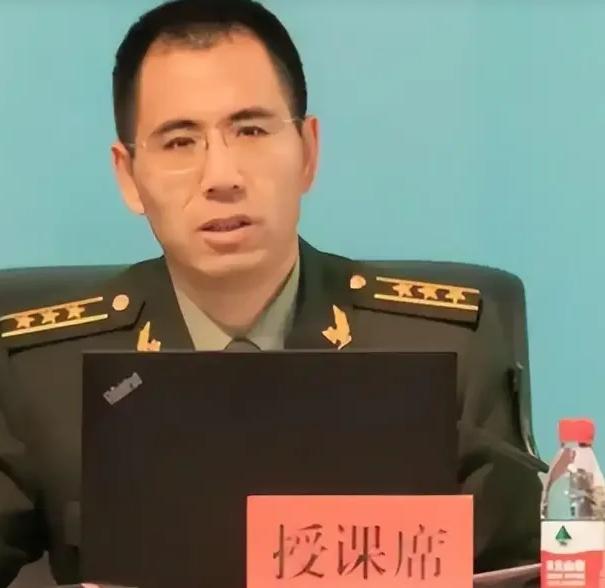 内蒙古光棍汉捡回两个月大的弃婴，砸锅卖铁拉扯成人，40 年后男孩官至武警上校，做