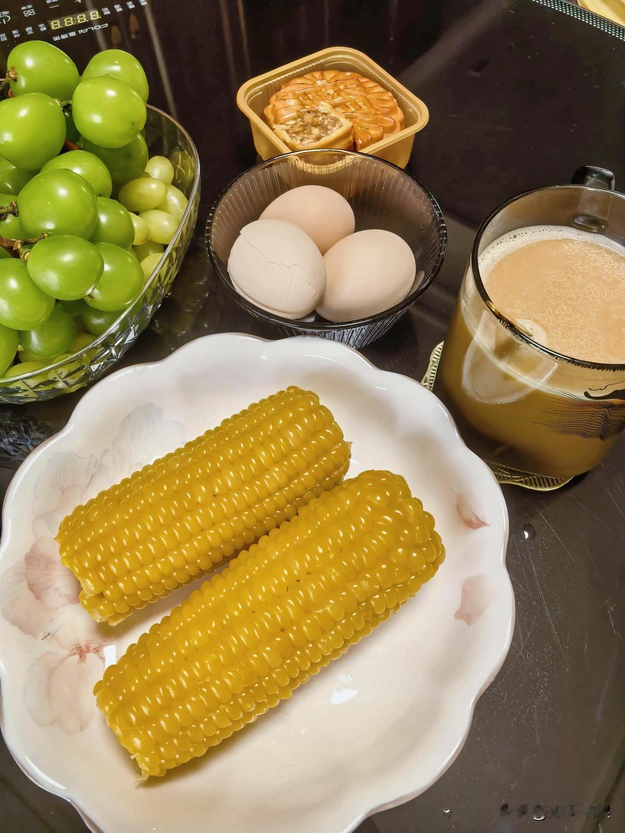 不过连着五天家宴硬菜堆着吃，昨天称体重直接涨了两斤，刷到中医的提醒才反应过来，月