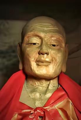 1996年，山西一名村民在寺庙打扫时，靠着佛像睡着了，醒来后，他发现自己不小心把