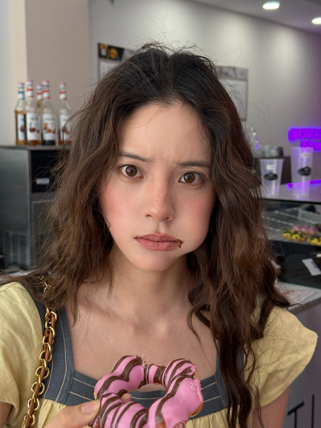 欧阳娜娜吃甜甜圈随拍  欧阳娜娜吃甜甜圈随拍 就问谁不会被可爱到呢？完全就是萌物