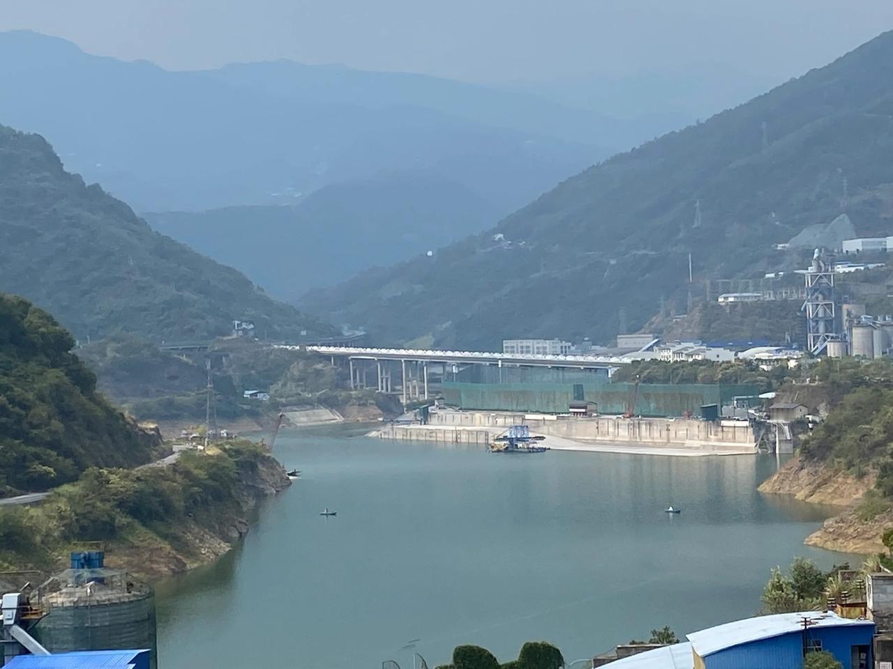 今天，9月29日的目的地是三峡人家。
10:35从奉节出来上高速，不知不觉错过了