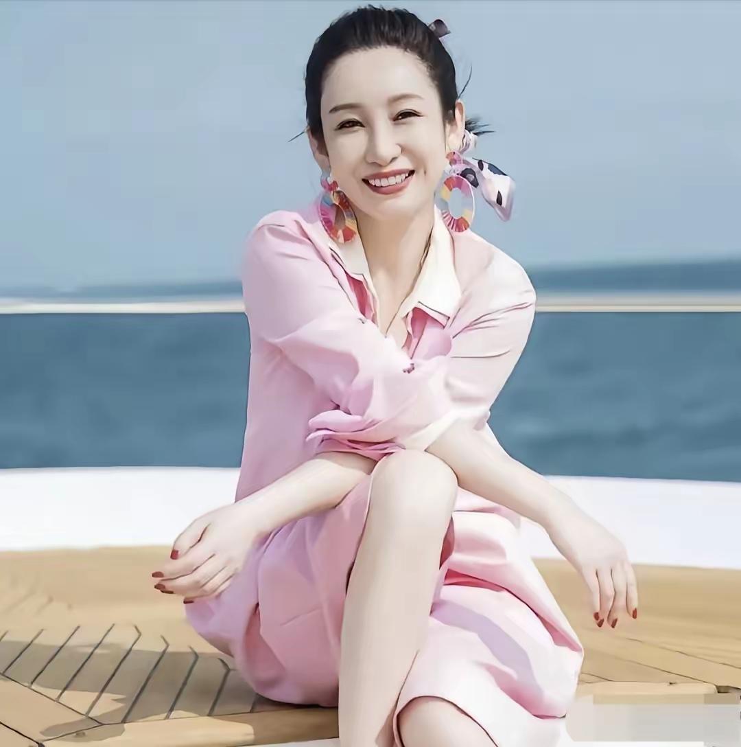 一看就是一个被爱滋润的女人，她老公是谁有人知道吗？美女是一位三观正，人品好，被老