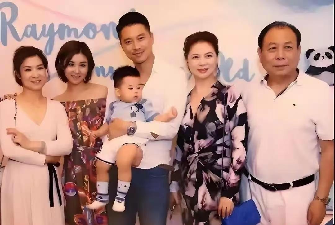 王雷、李小萌一家与父母的留影。
