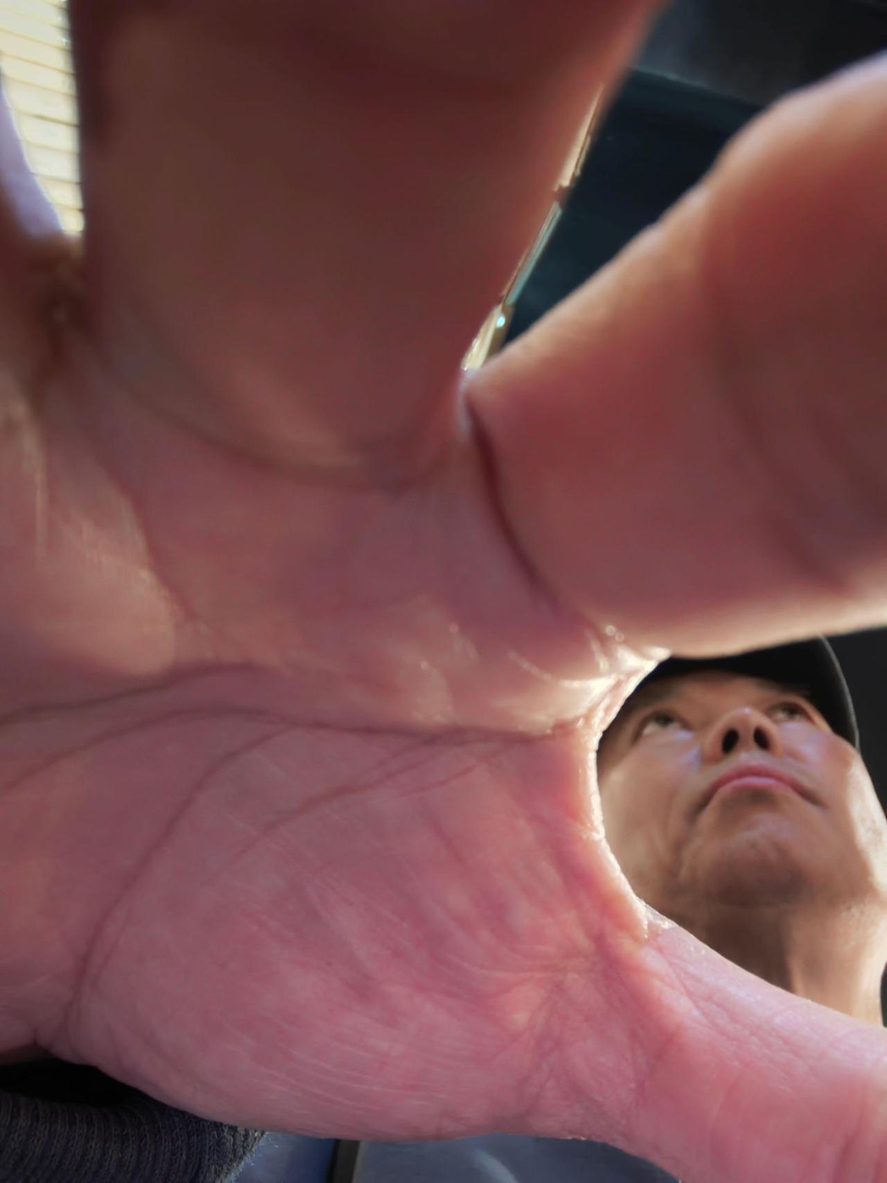 很难，
但还得克制！
砺练！！思考人生 对自己狠一点 自律的顶端就是享受孤独 坚