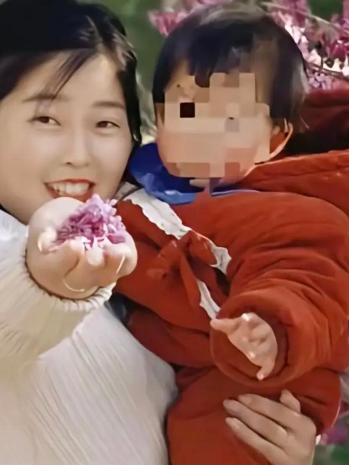 河南开封的一位妻子带着1岁的儿子失踪了7天，300多名志愿者全力搜寻，最后在监控