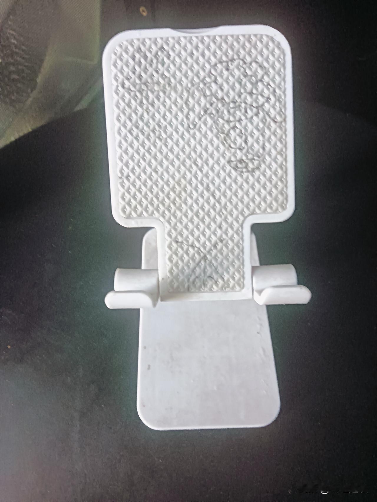 这小支架太好用了！小巧不占地，追剧刷视频必备，便宜又实用！
不管是放在桌面还是随