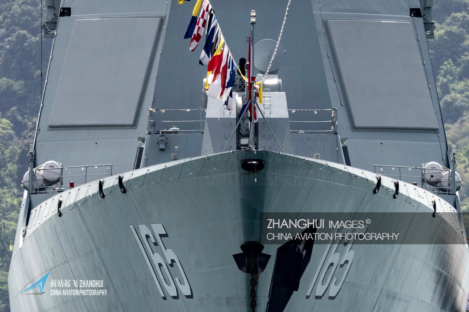 马来西亚兰卡威海事与航空展现场 外媒摄影师下的052D导弹驱逐舰湛江舰 ​​​