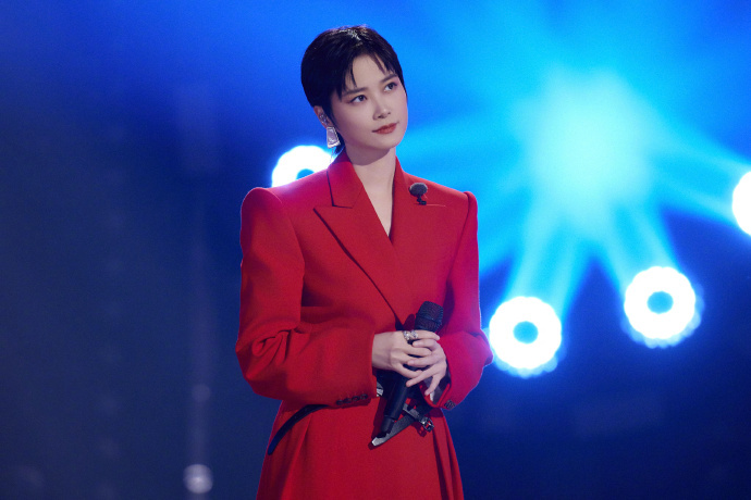 李宇春短发红西装    李宇春短发红西装造型站在舞台，就已经充满了一种气场了呀，