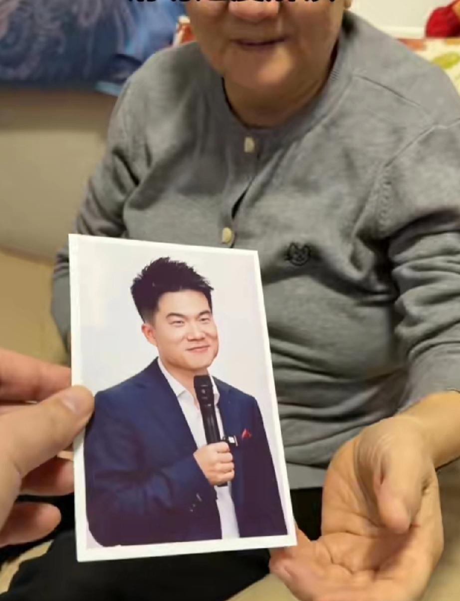 网上这位老太太真的太有才了！ 她看着董宇辉的照片，做了点评。归纳总结，有以下十点