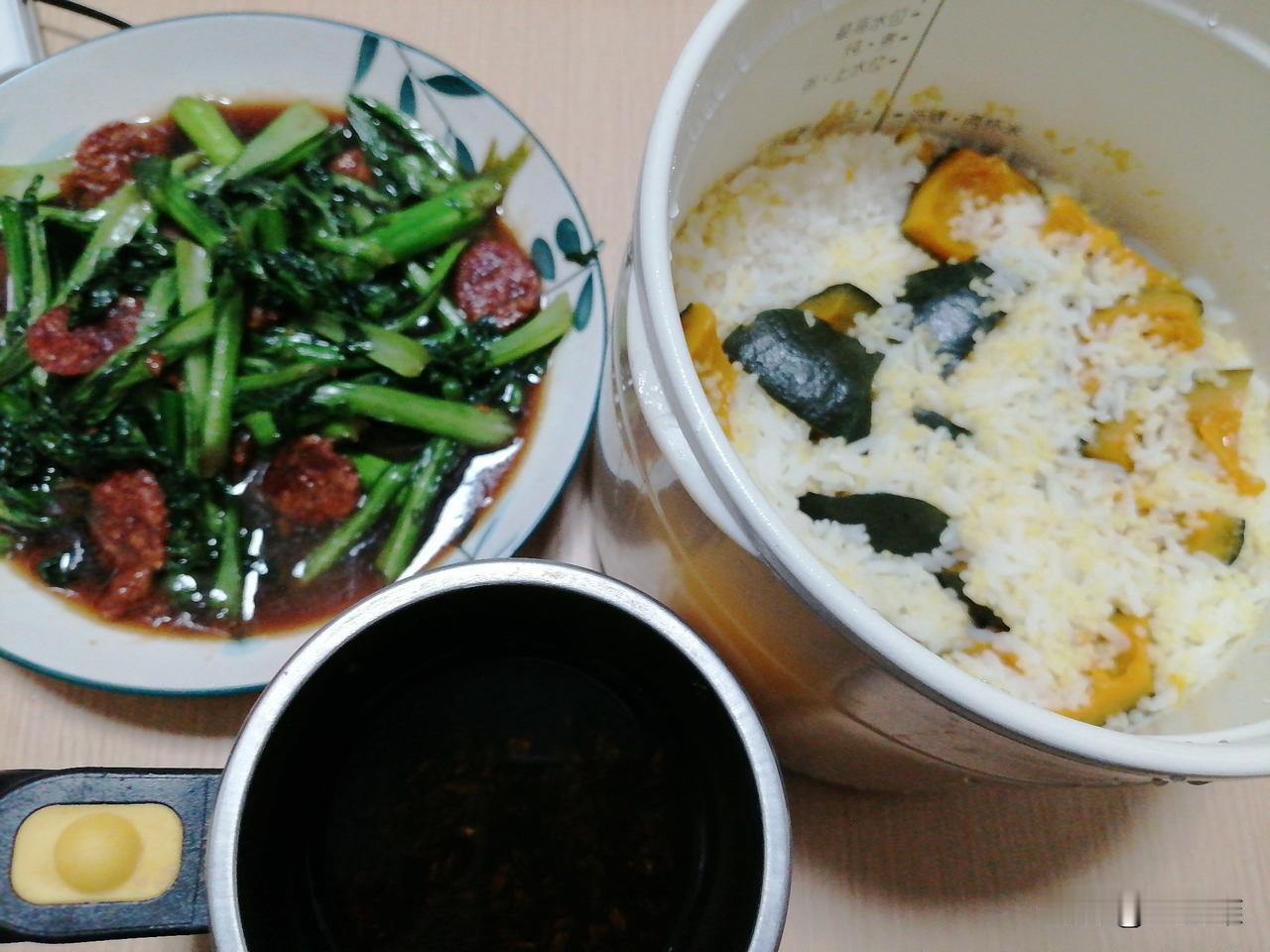 吃晚饭喽！

今天我用大米加小米加一小颗贝贝南瓜做的主食，叫蔬菜杂粮饭合适吧？