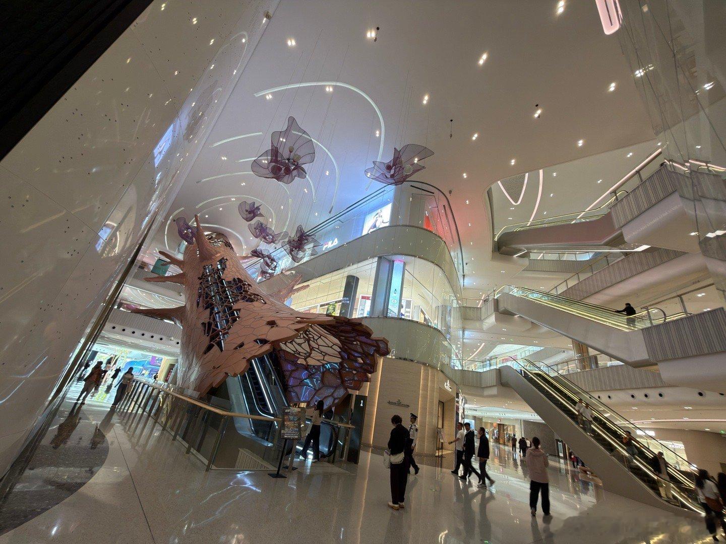 海南封岛后第一次来逛cdf免税店，迪桑特和始祖鸟便宜了15%左右了。米帅的车生活