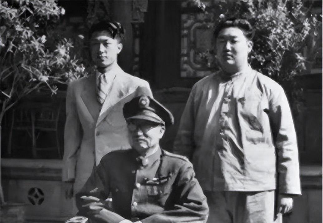 1914年，30岁的阎锡山迎娶14岁的徐兰森，洞房花烛夜，阎锡山却对徐兰森说：“