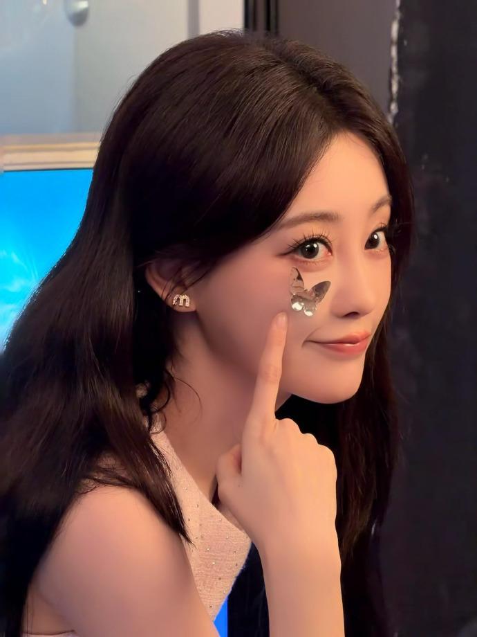 祝绪丹蝴蝶贴纸祝绪丹公主白裙 蝴蝶贴纸好仙，公主白裙太美了 ​​​