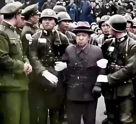 南京大屠杀主犯谷寿夫，临死前写了一首绝密诗，说希望“中国不再恨日本”。 
 
那