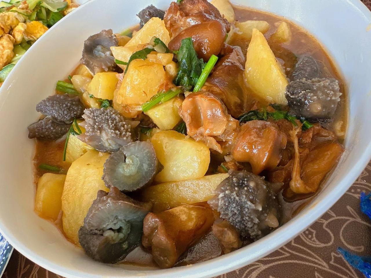 不知道吃什么饭，超市里那点菜翻来覆去不知道吃了多少次了。豆橛子我都刻意避开，不用