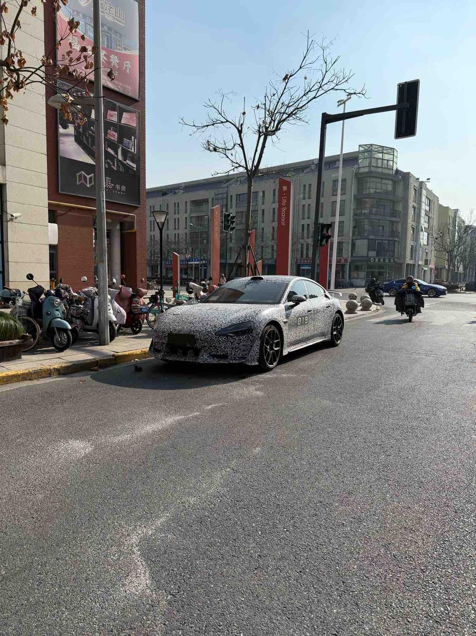 就在刚刚！路边偶遇小米SU7 Ultra的伪装车 。发现几点
1. 固定大尾翼不
