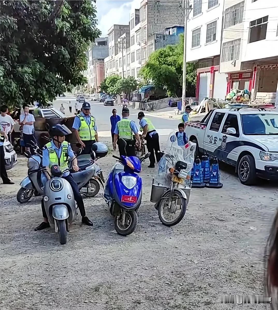电鸡电动车到底得罪了谁，这么多人要求禁电鸡电动车，底层老百姓出行已经很不方便了，