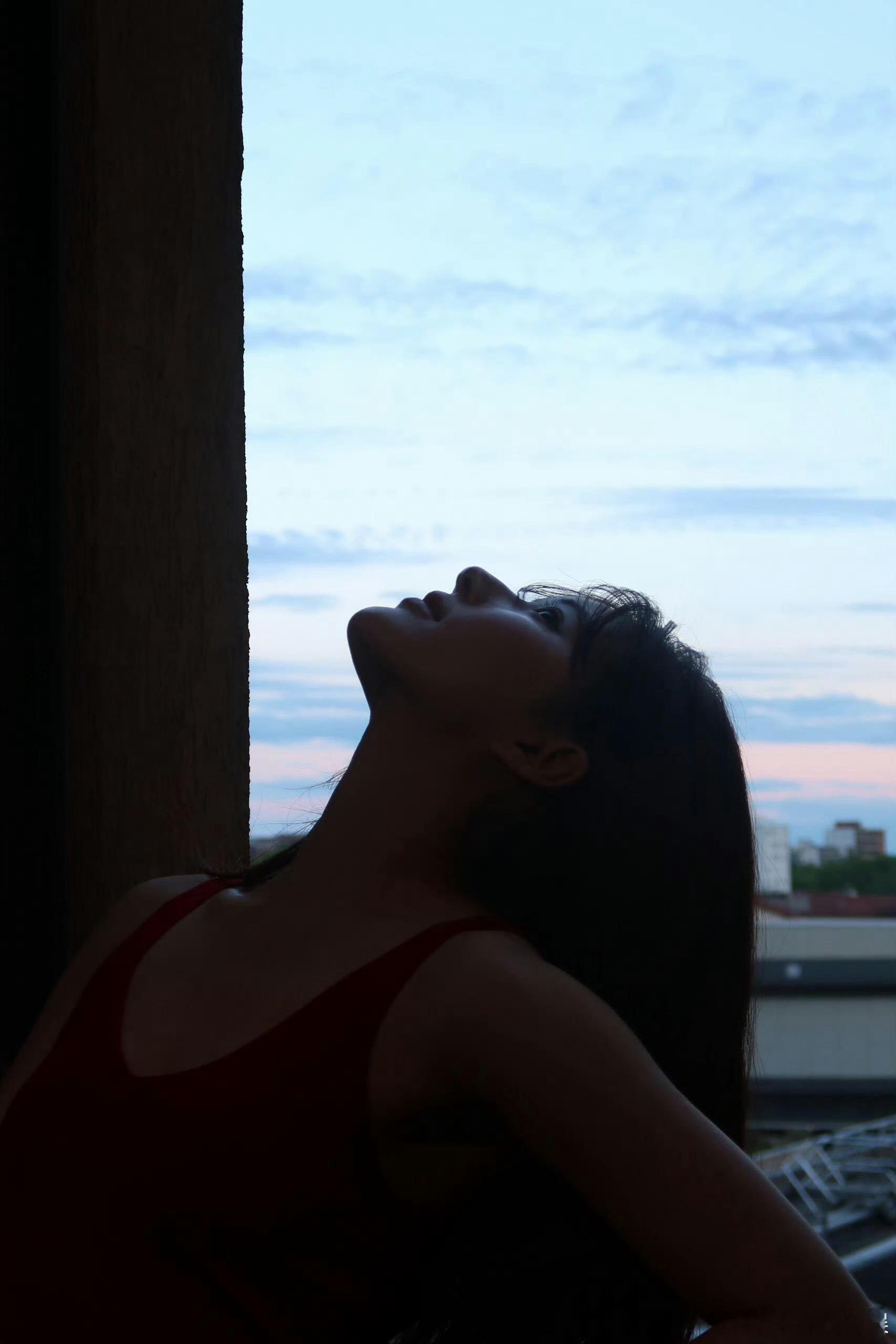 #赵露思光影里的轮廓#赵露思工作室发了光影里的赵露思，在光影的交错里，这优越的下