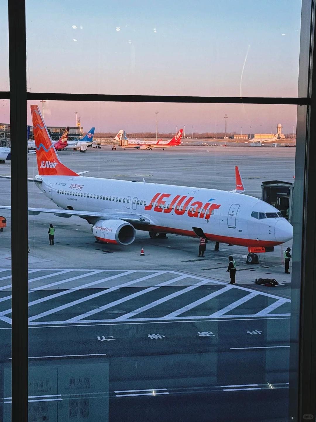 韩客机载183名乘客冲出跑道 又是济州航空，又是波音787，又是冲出跑道，这剧本