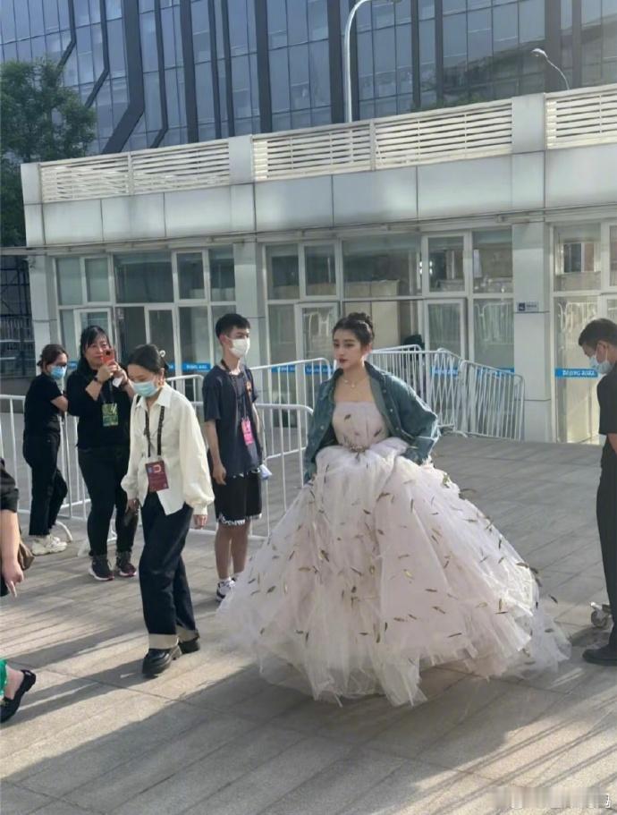 关晓彤好惊艳的生图 关晓彤好惊艳的生图啊！真的好美呀，完全就是我们的真公主！  