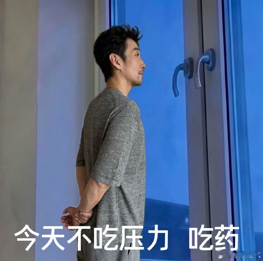 满江闯进了负鼠赛道满江一本正经搞抽象淡淡的外表下藏着十分有趣的灵魂，满江闯入负鼠