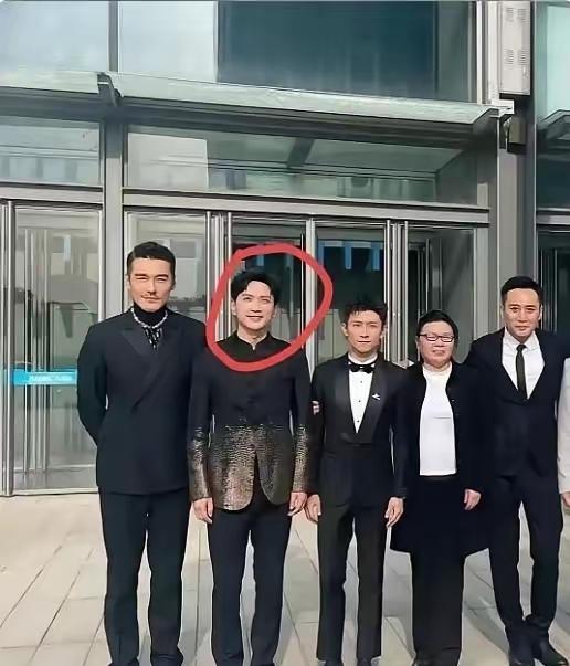 五位都是男神，但我感觉还是胡兵最帅有男人味，挺拔的身材，气场直接拉满。只可惜至今