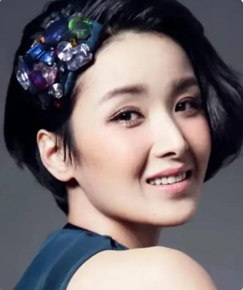 很喜欢这个美女演员！她的作品让人过目不忘！
她是个实力派演员，演电视剧《海之谣》
