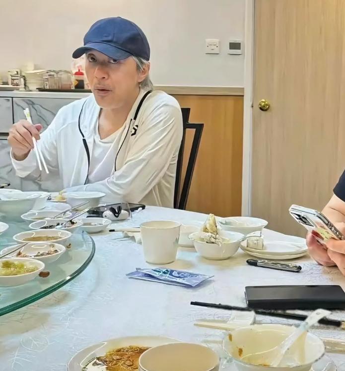 周星驰参加饭局时，最抢眼的不是桌上哪一道名菜，而是他面前那杯白开水。别人喝白酒、
