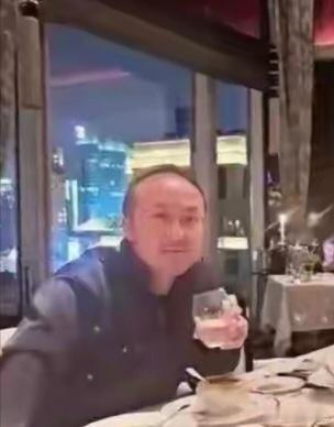 看了张萌和她的富豪老公，童话里都是骗人的，现实里的总裁真的不好看 