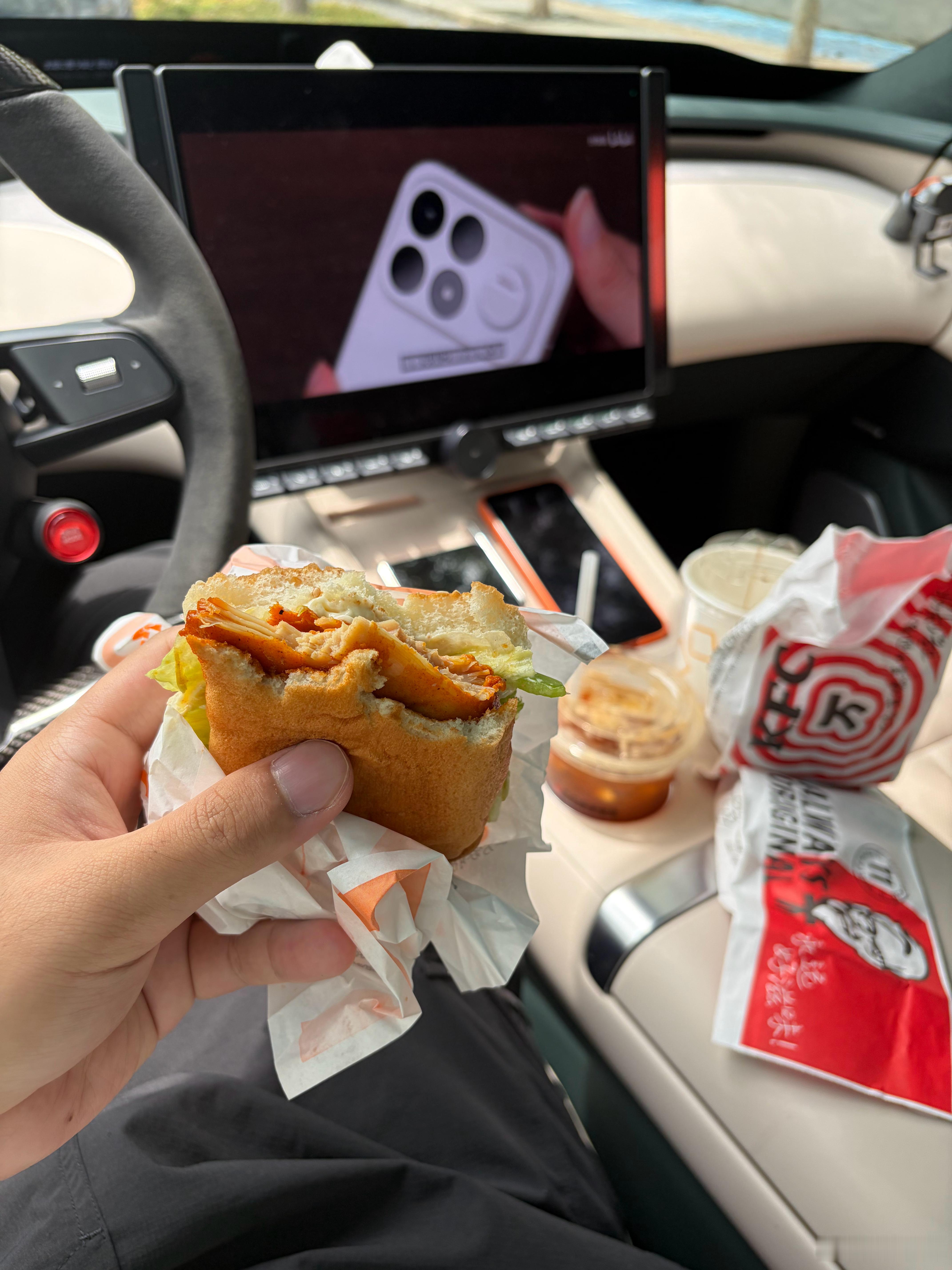 食堂根本抢不上一点在车上随便吃两口得了 合肥·华侨城空港国际小镇
